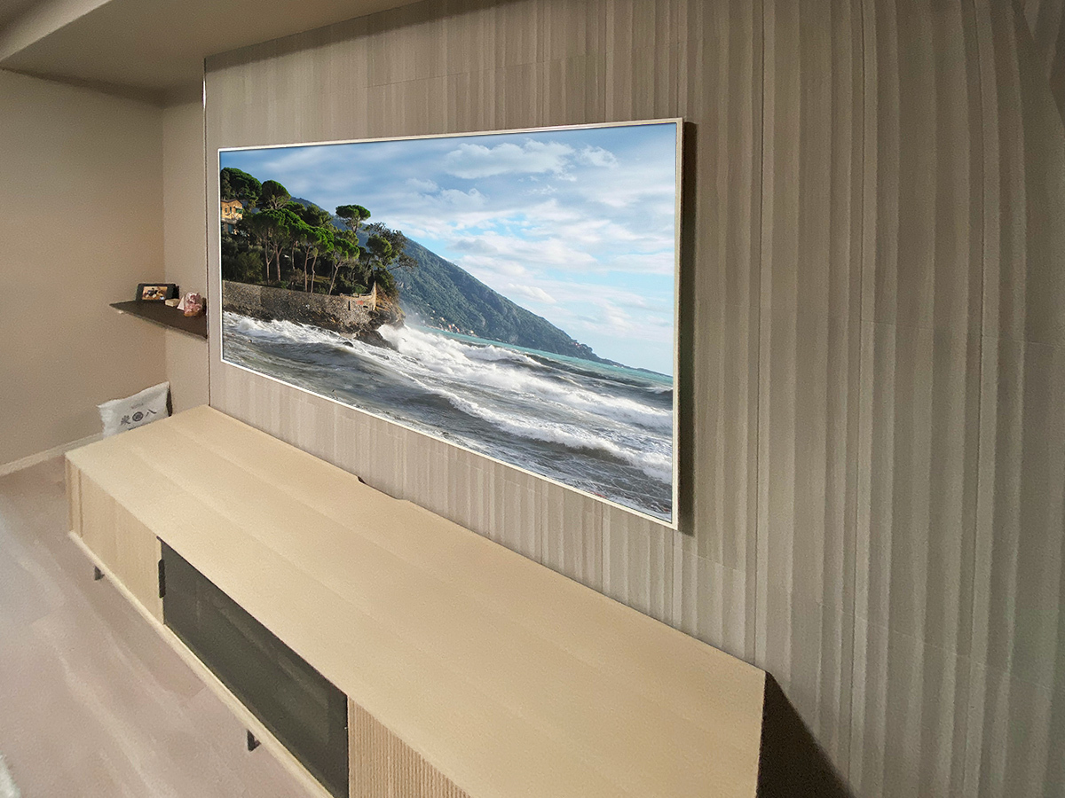 今回はエコカラット同時施工。壁幅は2750mm、高さ2100mmの壁面にエコカラットプラス「スモークウッド」を施工しました。