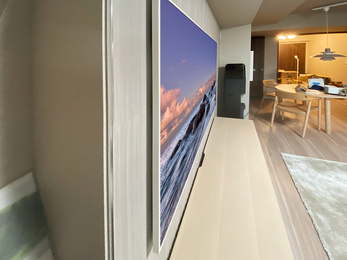 エコカラットの両サイド端面はむき出しにせず、L字の見切り材でカバー。テレビはほぼ壁に密着するタイプです。