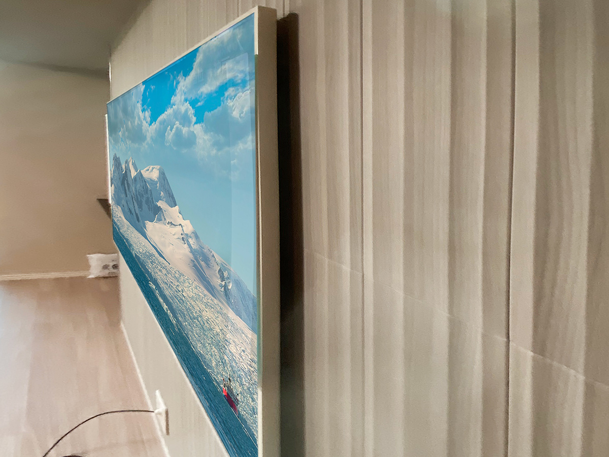 反対側から撮影。今回は純正金具を使うことでここまでの薄さを実現しました。