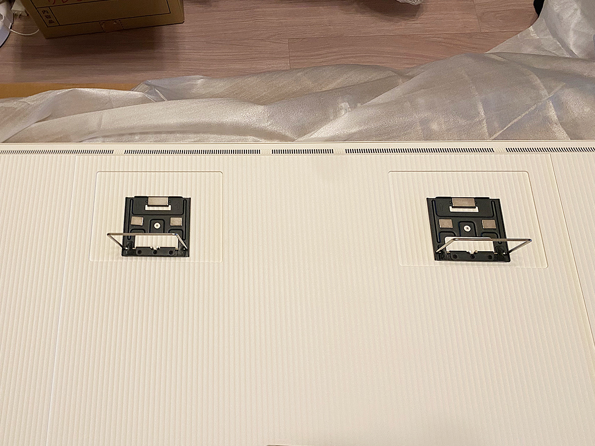 壁掛け前のテレビ背面。専用の純正金具を2カ所に取りつけます。テレビ背面に空きスペースは全く無くなるため録画用ハードディスクを組み込むことなどはできません。