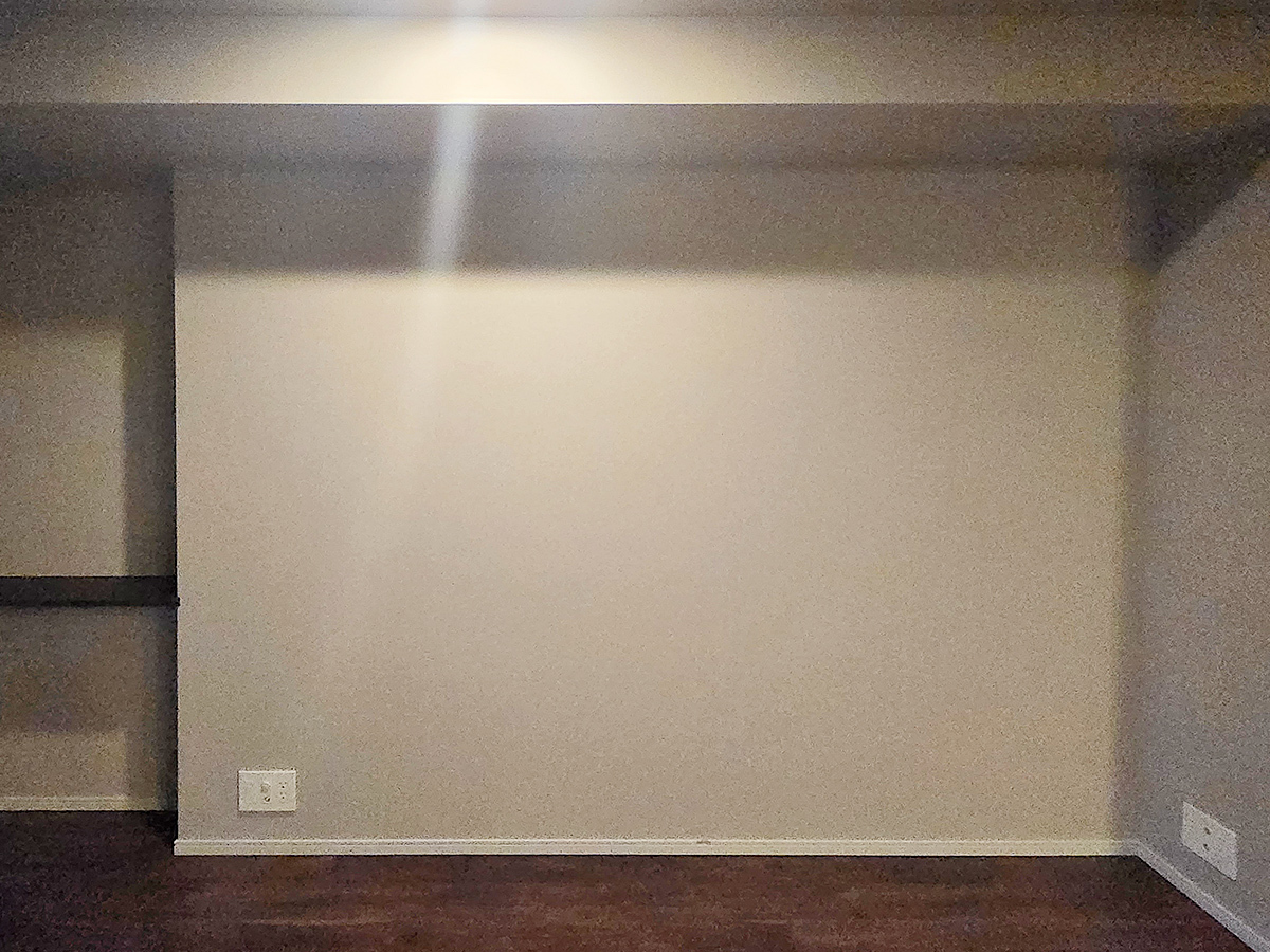 お問い合わせ時にお客様が送ってくださった壁面写真。ここにエコカラットを貼り、電源やアンテナ線を通し、テレビ本体を壁掛けしました。