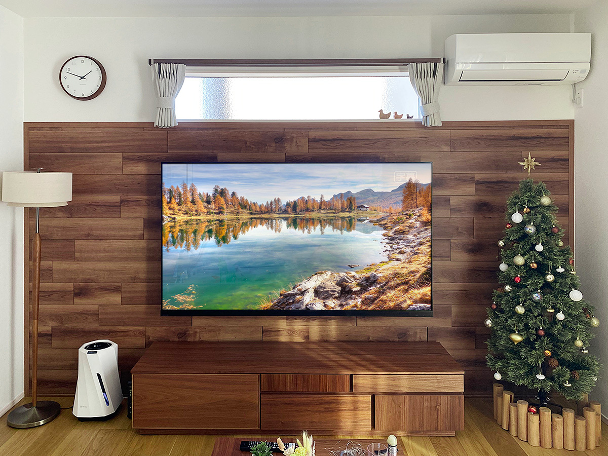 埼玉県さいたま市でウッドパネルの壁面に壁掛け金具を設置し、75型の大型テレビを壁掛けしました。