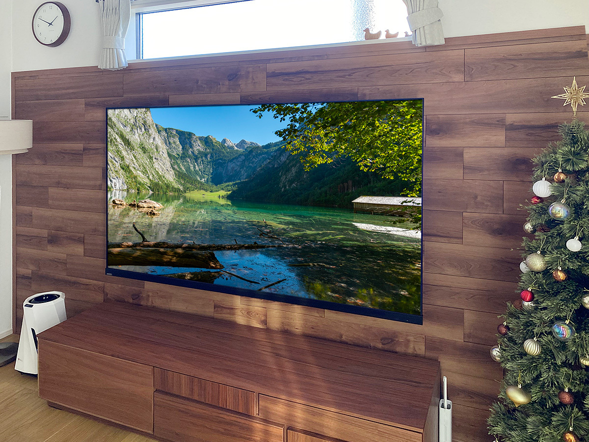 テレビは東芝レグザ「75Z970M」。壁掛け時のサイズは横幅168mm、高さが98mm、厚みが76mm。重量は41.3kgです。