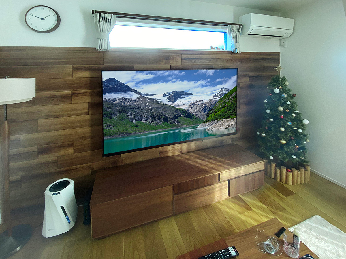 ウッドパネルの壁面内部にケーブル類を通すことでテレビ下にはコードを見せないようにしています。