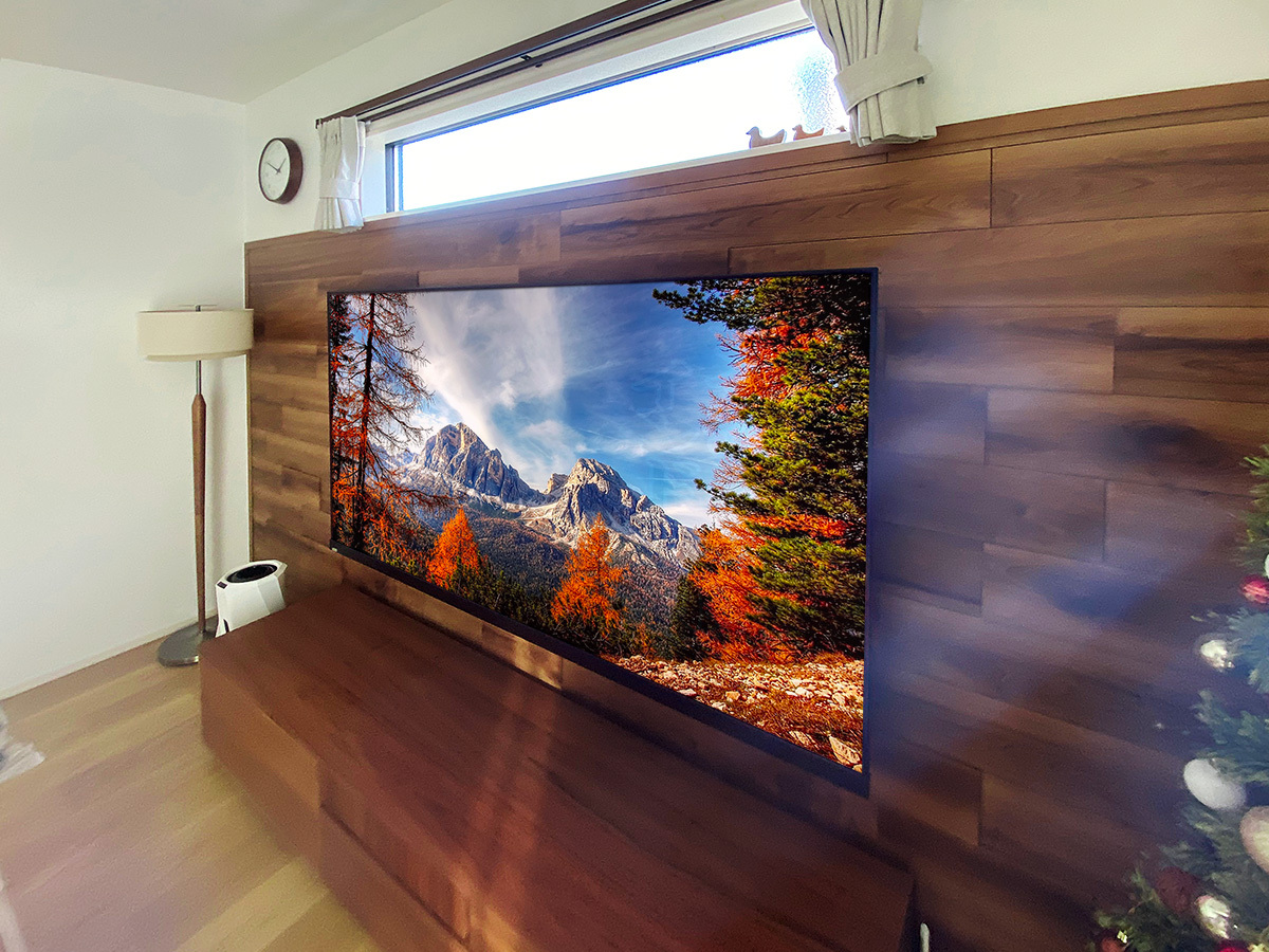 録画機器などはテレビボード部に収納。テレビは壁掛けにしても、テレビボードは使い続ける方も多く見受けられます。