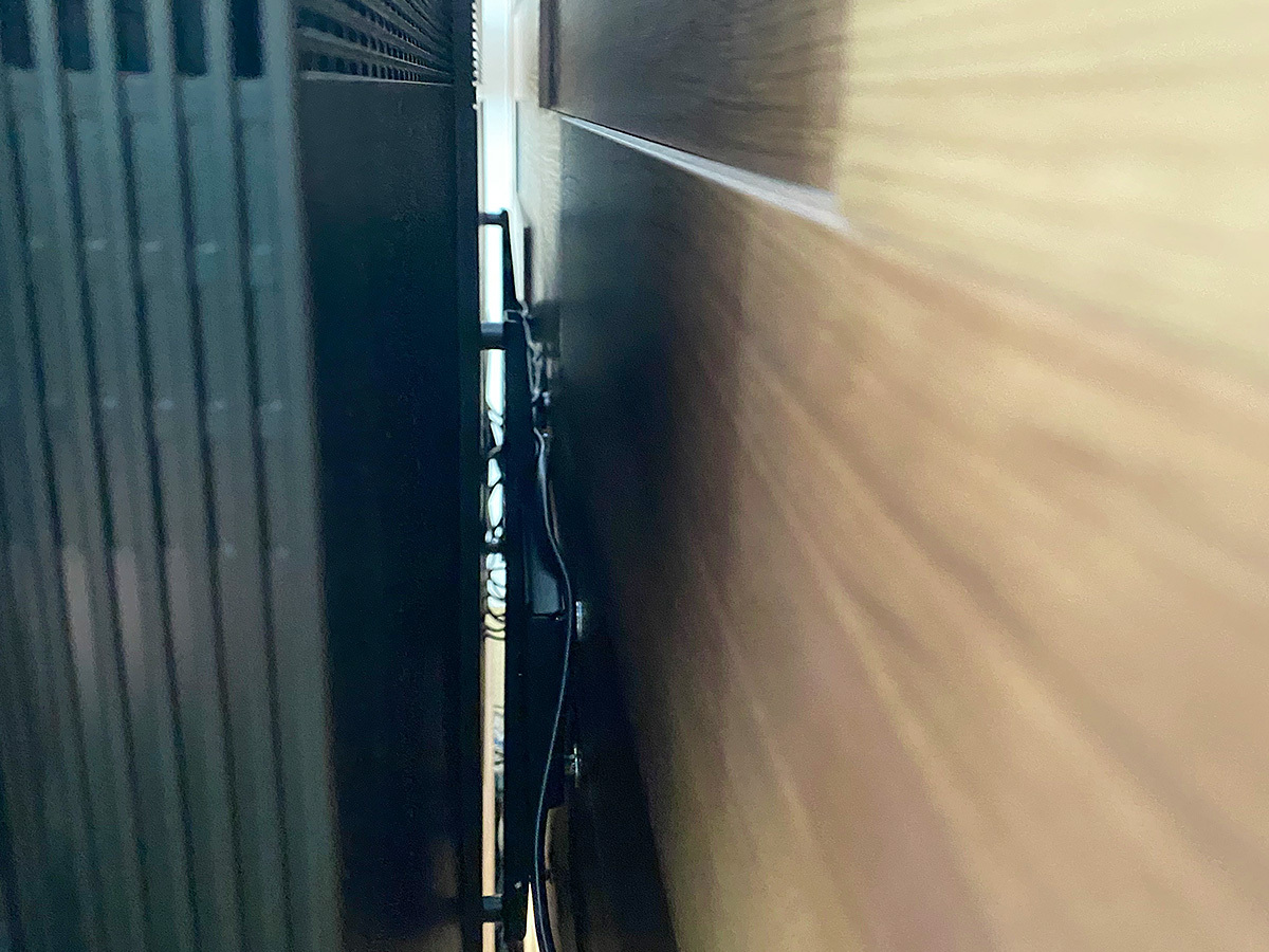 側面から覗き込んだところです。75型の大型ということもあり、金具は角度固定式タイプを使用しています。