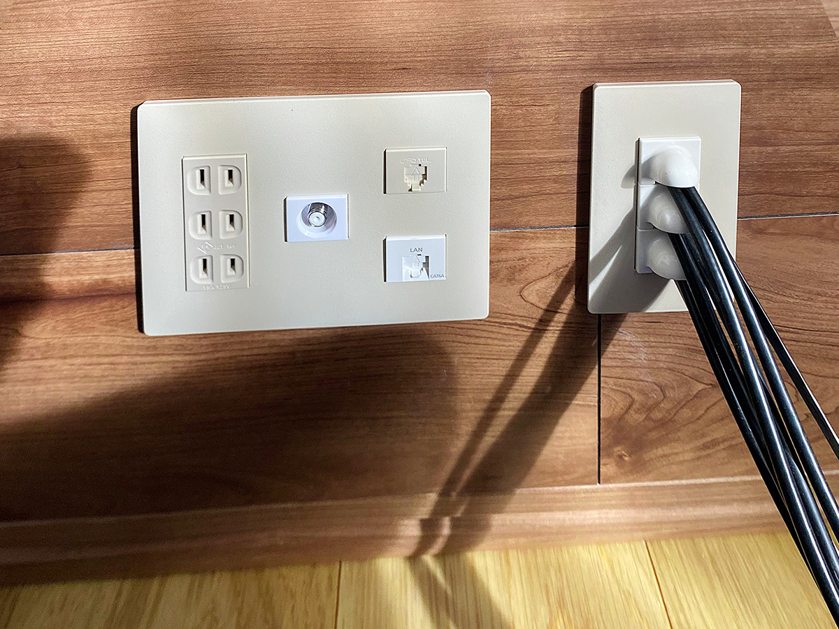 床上コンセントの様子。左は既存のコンセント。右はケーブル類をテレビボード内に渡すため新設した専用コンセントです。
