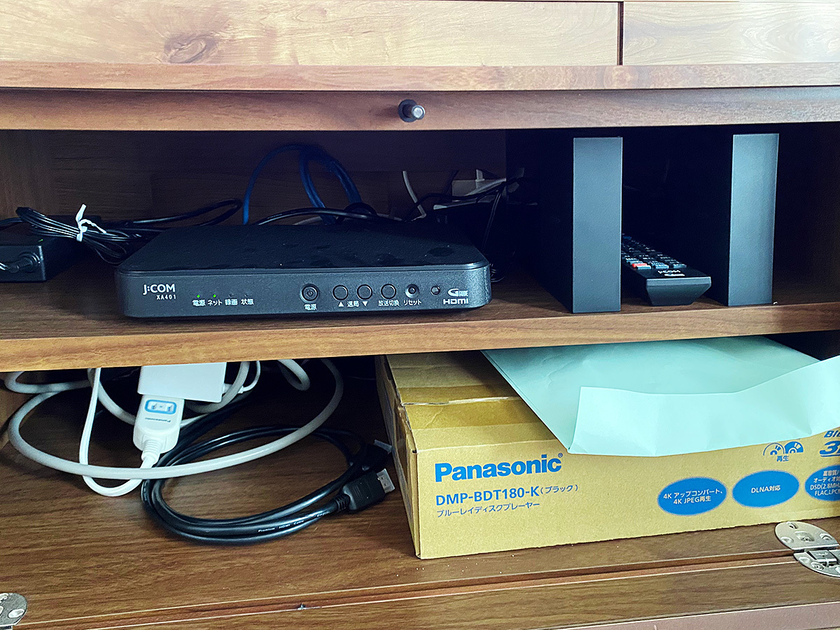 テレビボード内の様子。録画機器などはこちらに収納。