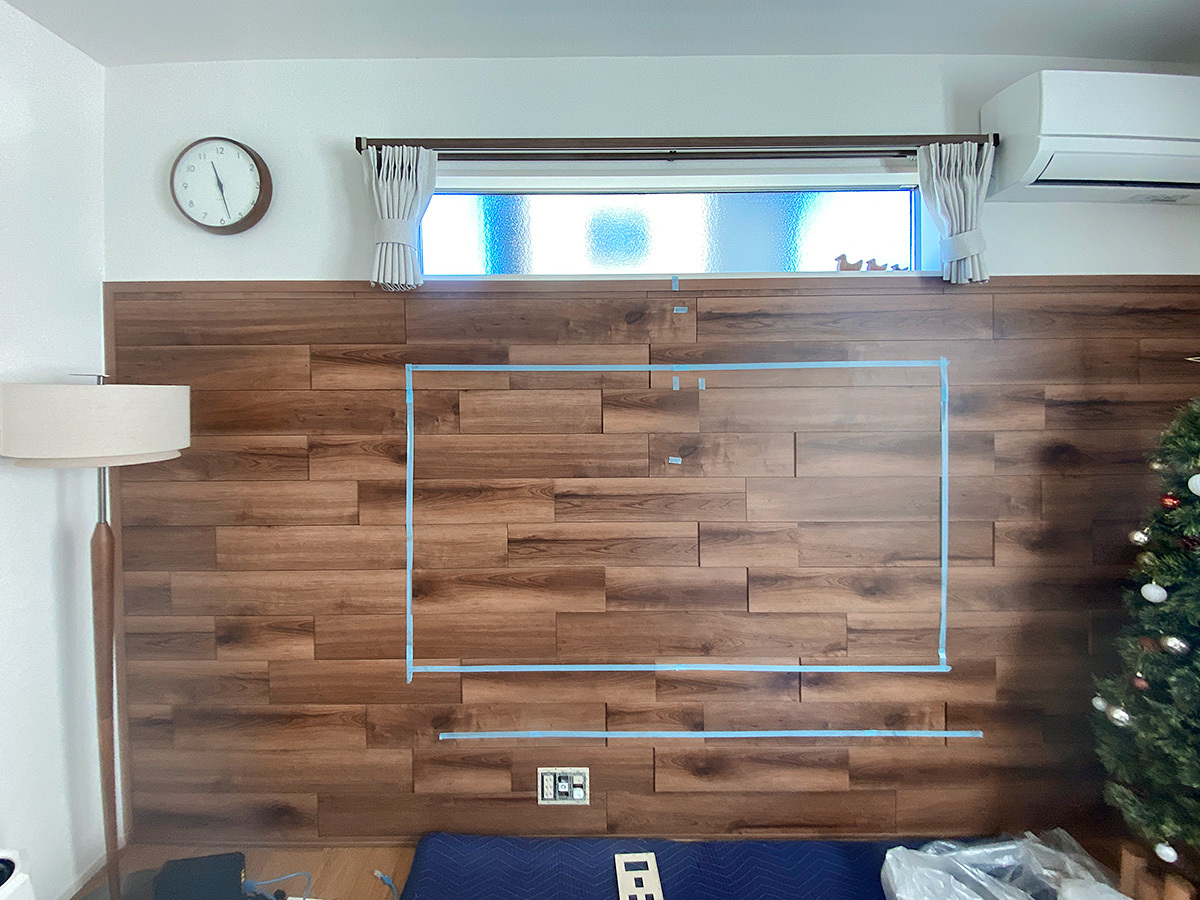 テレビの位置決めが終了し、これからコンセントパネルを分解しようとしているところです。