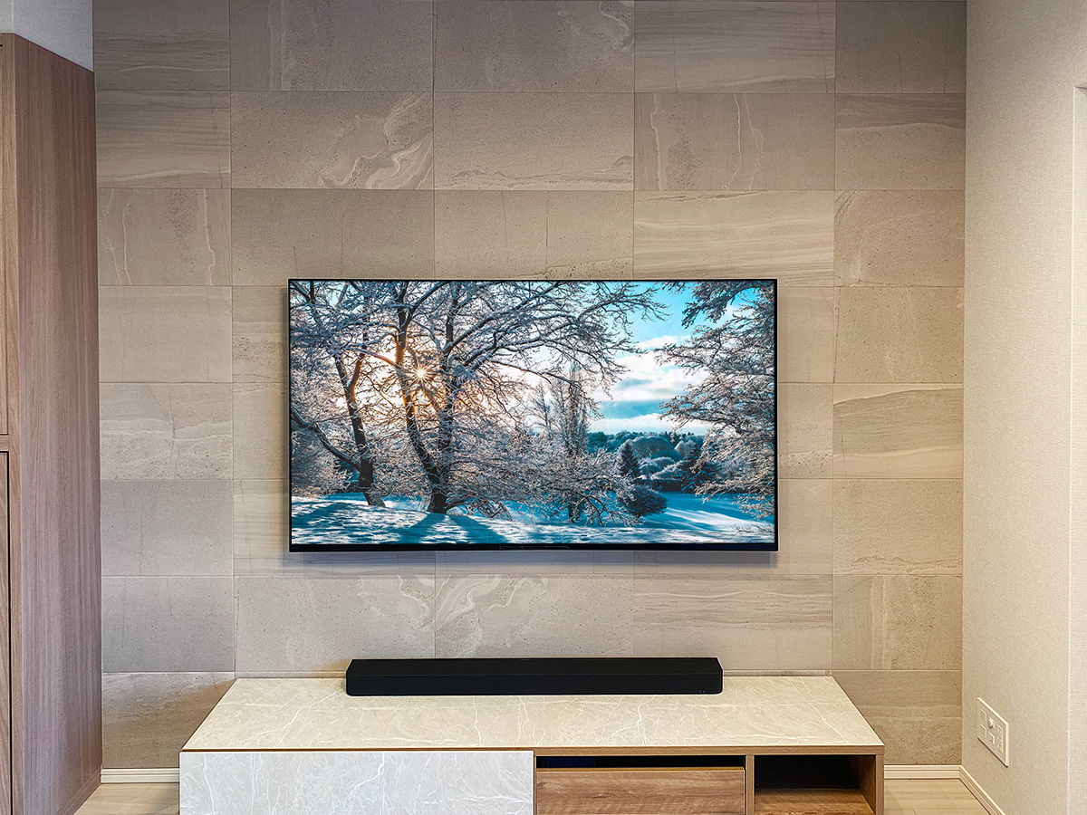 テレビは65インチXRJ-65A95K。壁掛け時の本体サイズは横幅が1444mm、高さが852mm、厚みは最大で56mm。重量はテレビ本体で27kgになります。