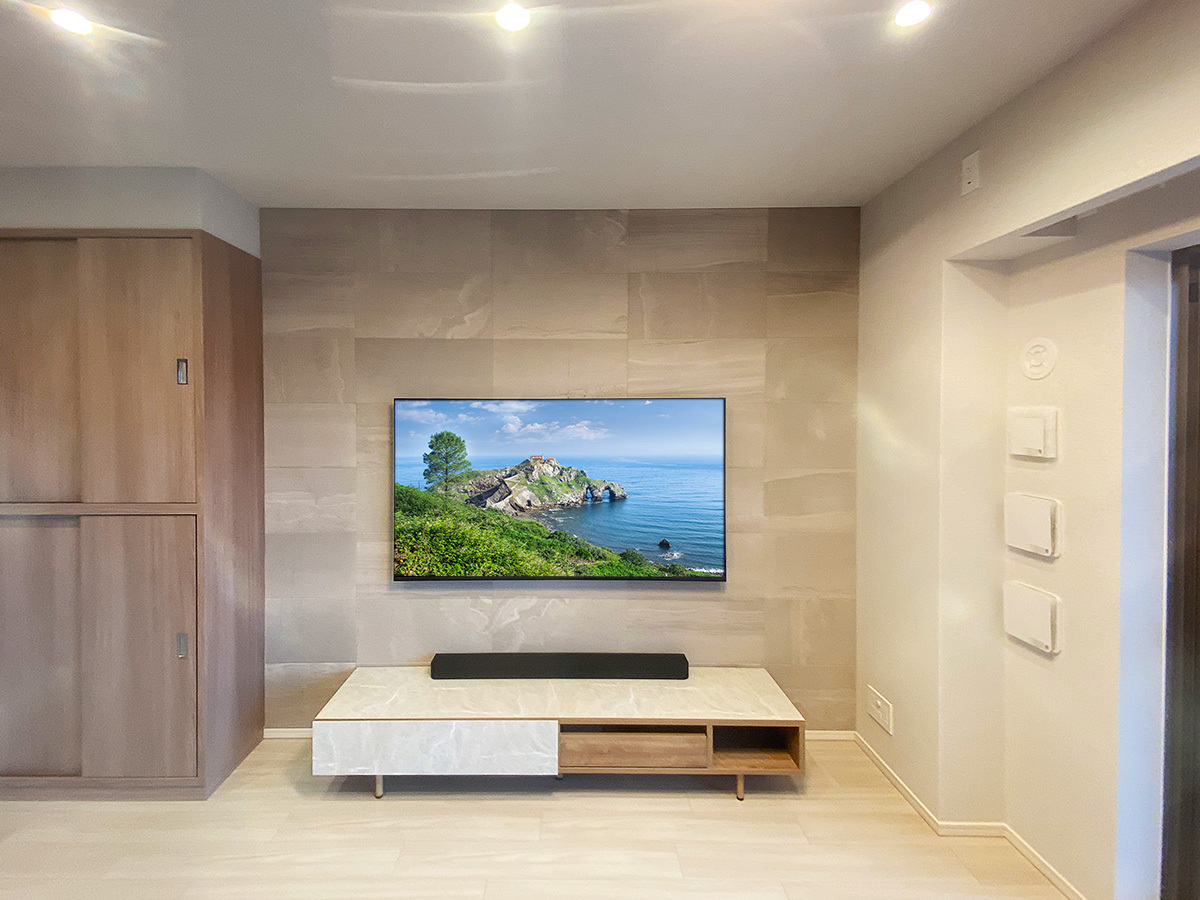 大阪市のマンションでエコカラット「ストーングレース2N」を貼り、ソニーブラビア65インチ有機ELテレビ「XRJ-65A95K」を壁掛けしました。