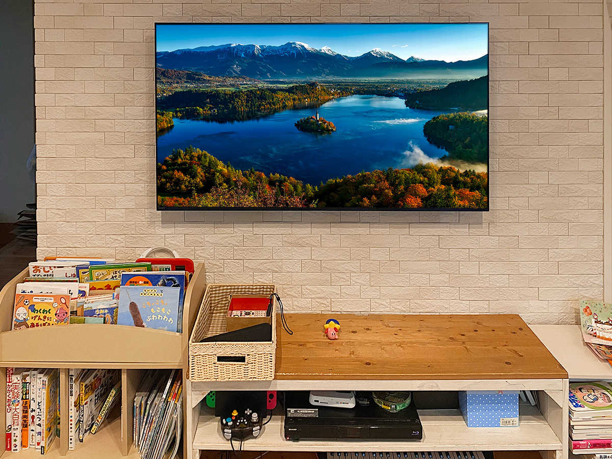 テレビの下から黒いケーブルが垂れていない点にご注目。テレビで隠れる位置に新しく専用コンセントを作りアンテナ線やHDMIケーブルなどを壁内に通してテレビ台のレコーダー機器などに接続しています。コード類をいかに見せないかがポイントです。