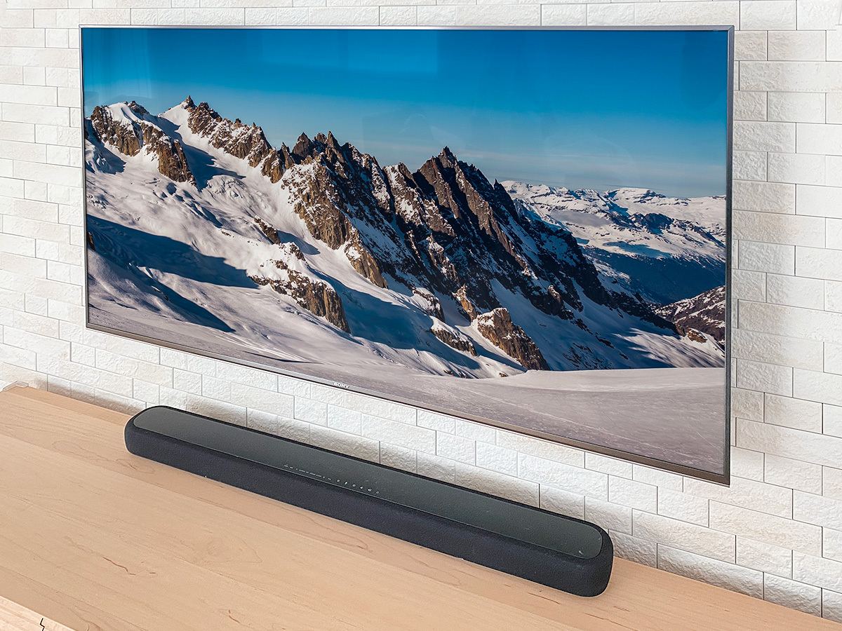テレビはソニーブラビア KJ-55X9500G。55インチの4K対応液晶テレビです。本体のサイズは横幅が1228mm、高さが709mm。厚みは69mmです。