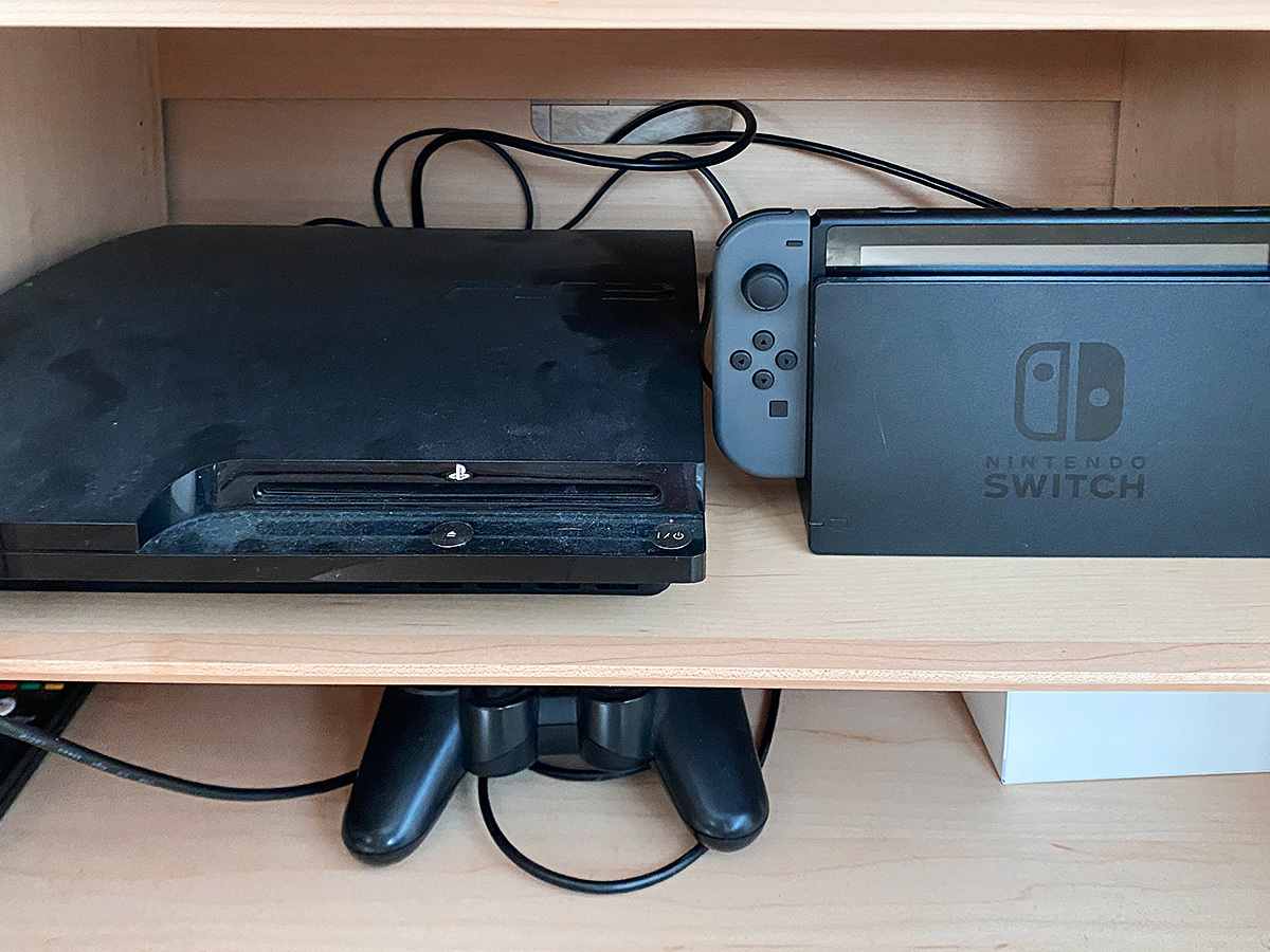 テレビボード内部の収納されたゲーム機、録画用機器など。これらと接続していたむき出しのHDMIケーブルを壁内経由に切り替えました。