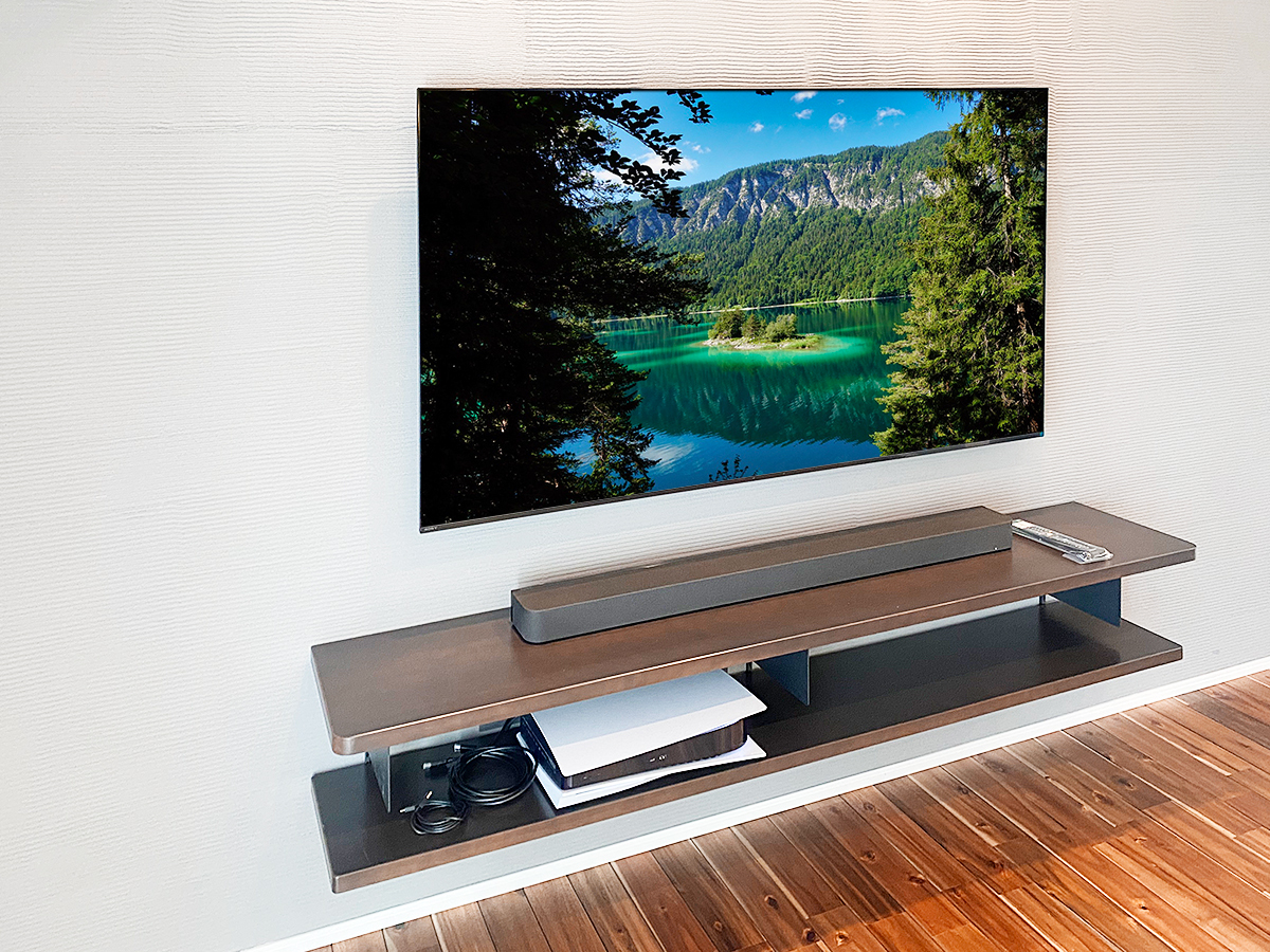 テレビはソニーブラビア XRJ-65A80L。最新の有機ELテレビ。壁掛け時のサイズは横幅1448mm、高さ836mm、厚み53mm、重量23.3kgです。