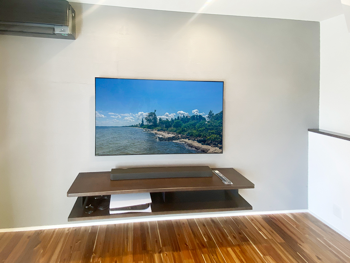 テレビと棚上のサウンドバー、ゲーム機などとは壁内経由の配管＆配線で接続。テレビ下から黒いコードなどが垂れ下がっていないのがポイントです。