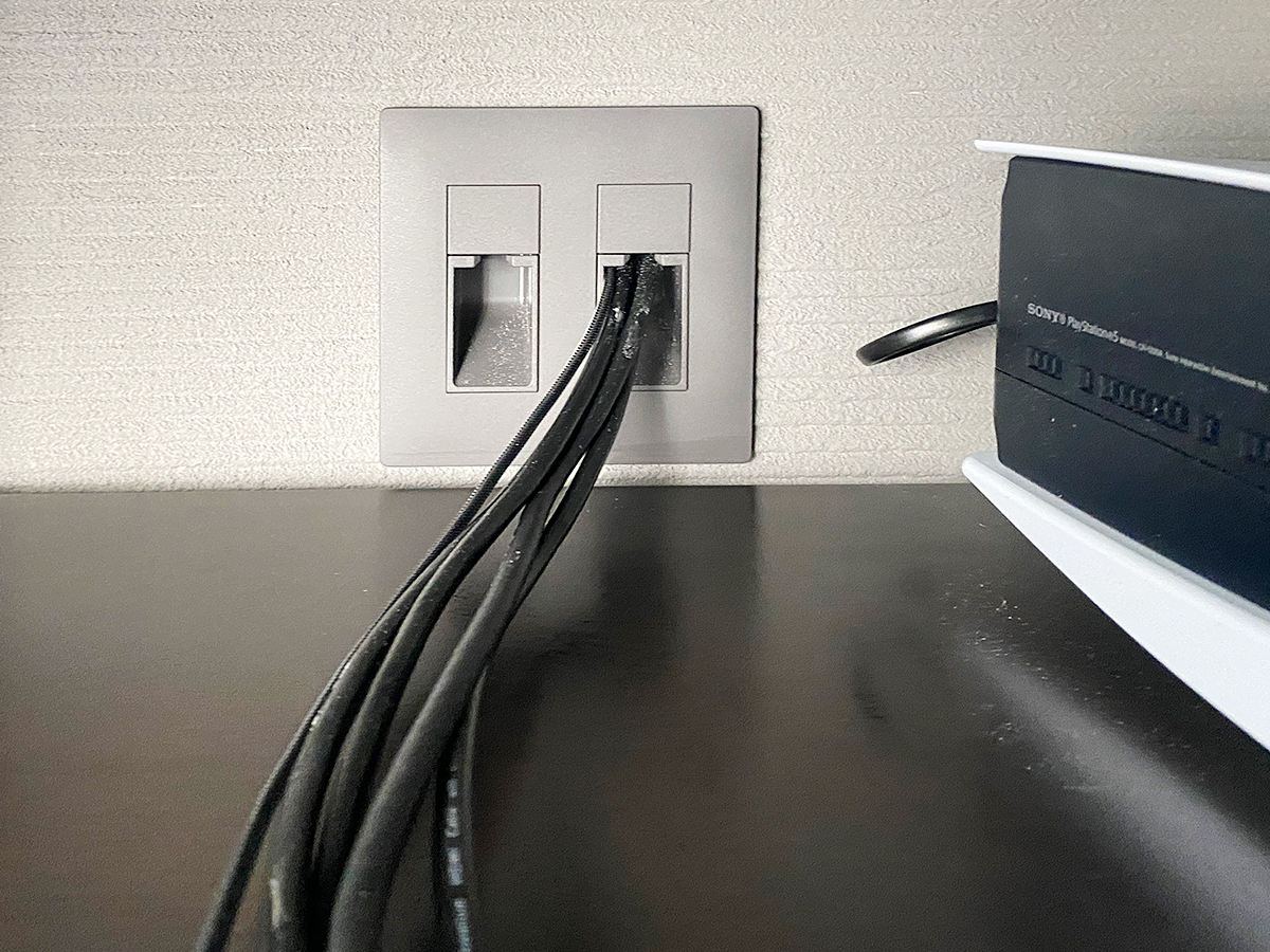 棚のゲーム機など使われるコンセント。壁内を通過してきた各種ケーブルの出口です。