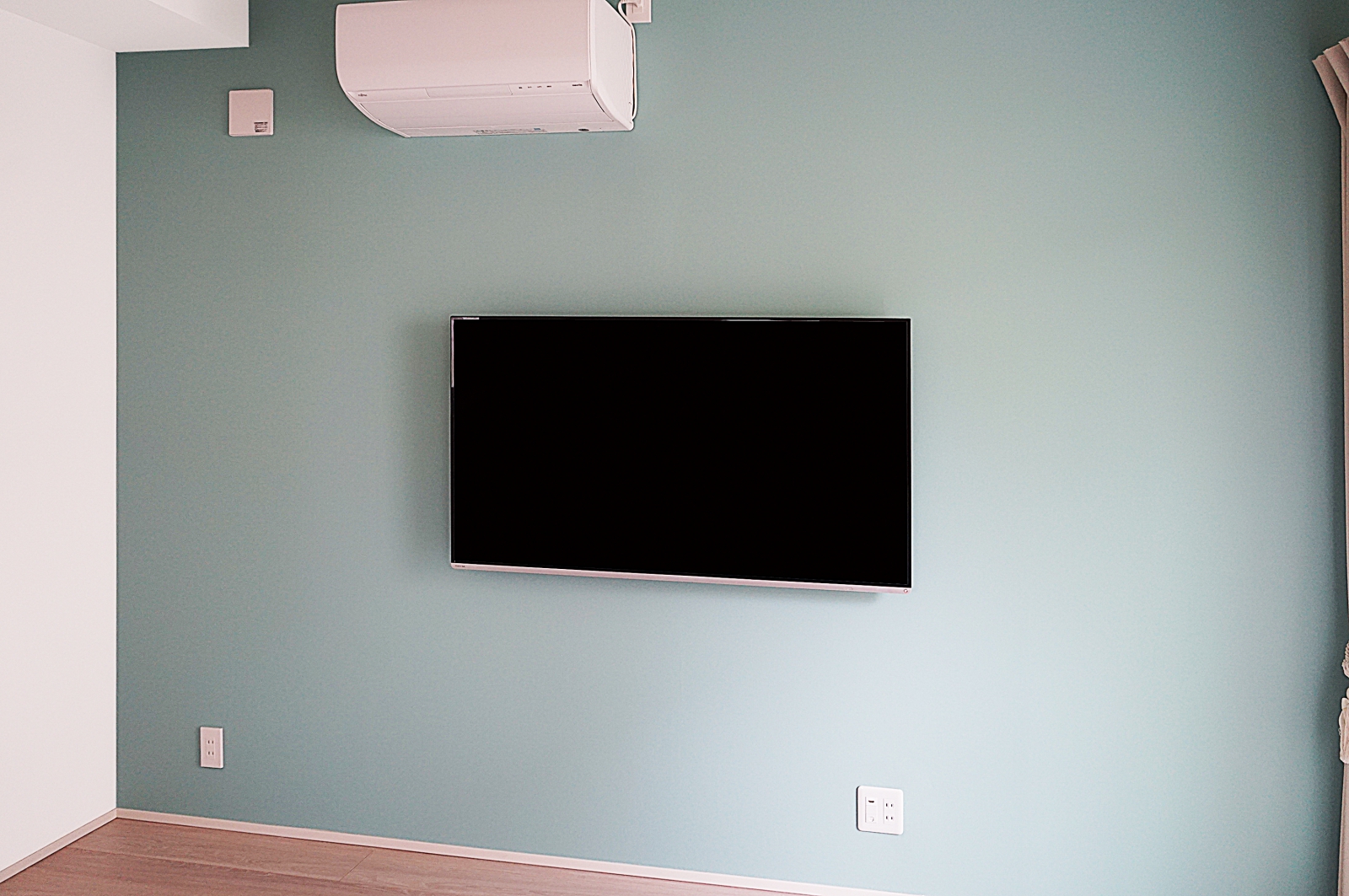 アクセントクロスの張替とテレビの壁掛けを同時施工させていただきました 壁掛けテレビギャラリー