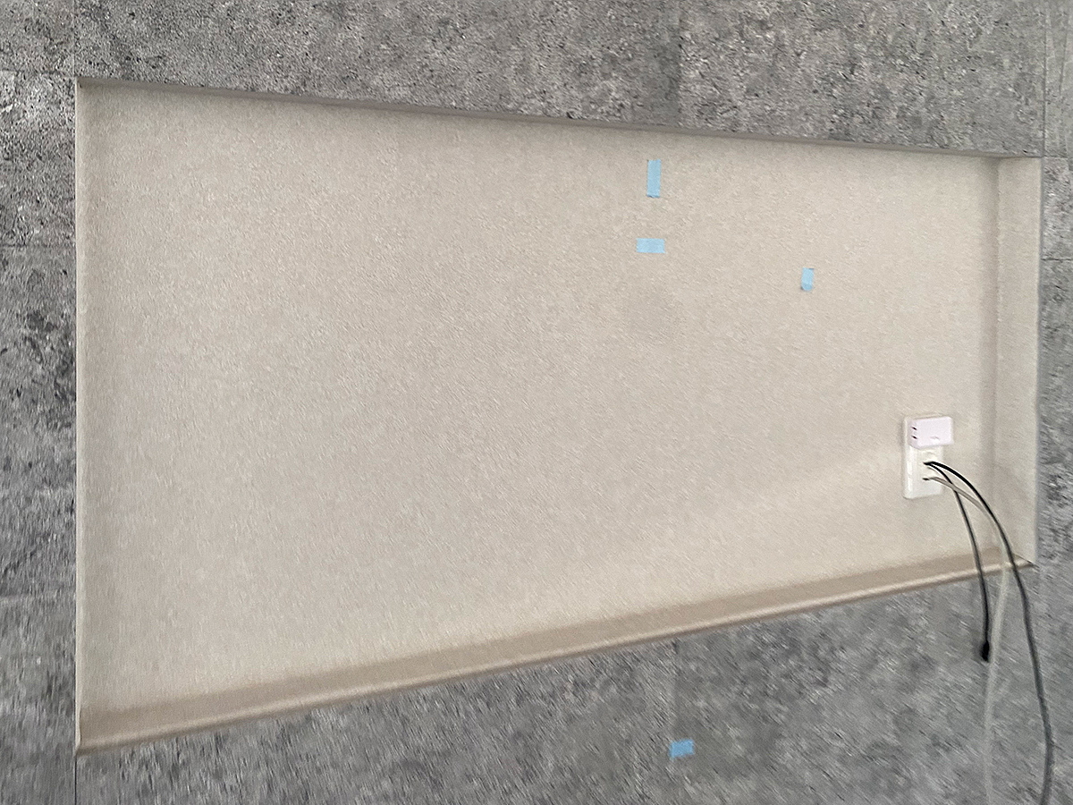 金具を取り付ける直前のPIXYニッチ部分。右下に見えるのはテレビ用に新しく作ったコンセントです。外装はエコカラット仕上げ。