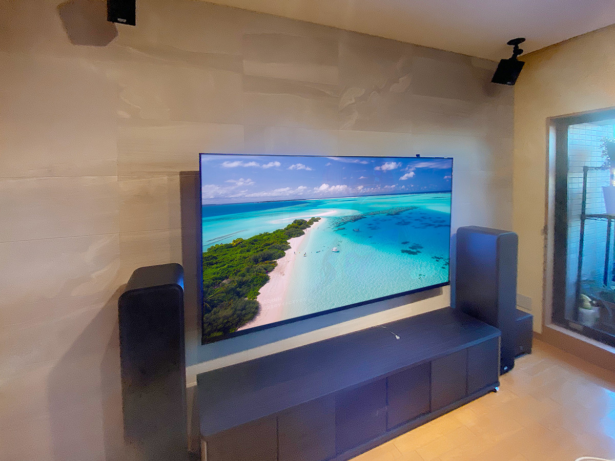テレビは東芝レグザ 77X9900M。77型の有機ELテレビです。壁掛け時の本体サイズは横幅が172mm、高さが101mm、最大厚みが54mm。重量は38.9kgになります。
