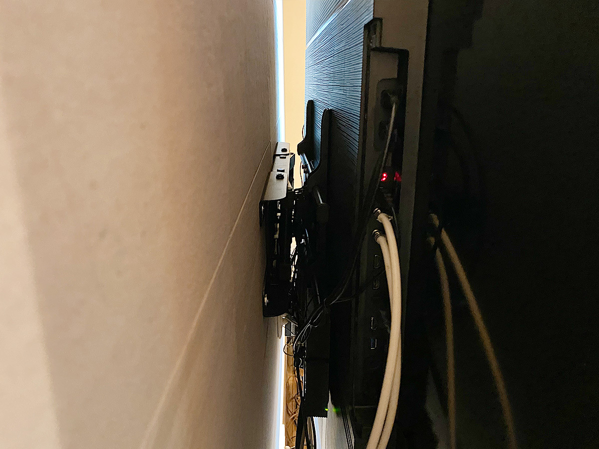 壁掛け金具は手前に引き出し左右に角度を変えられる可動式タイプです。エコカラットの面に直接取り付けることですっきりとした外観をキープしています。
