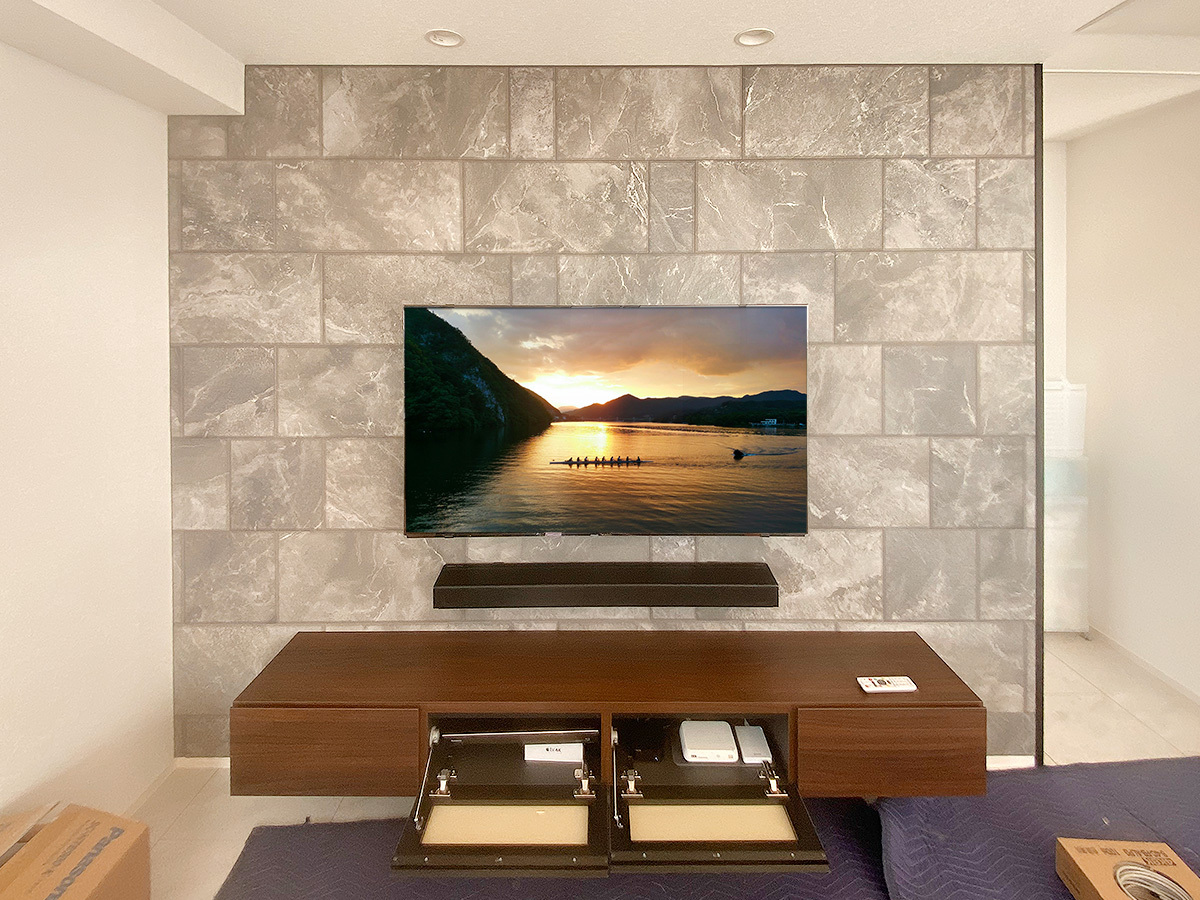 壁掛けされたパモウナのフロートテレビボードを開けてみたところ。テレビと壁内配線でつながった各種機器類が確認できます。