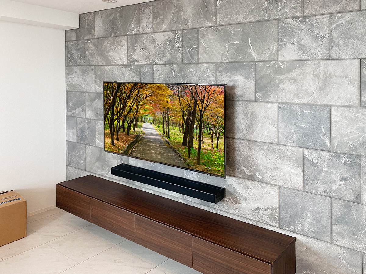 テレビはパナソニックの55型有機ELテレビ TH-55GZ1000。壁掛け時の本体サイズは横幅1228mm、高さ713mm、厚みは最大で48mm。重量は22kgになります。これを支える壁面はリフォーム会社様によって強固な下地補強が施されています。