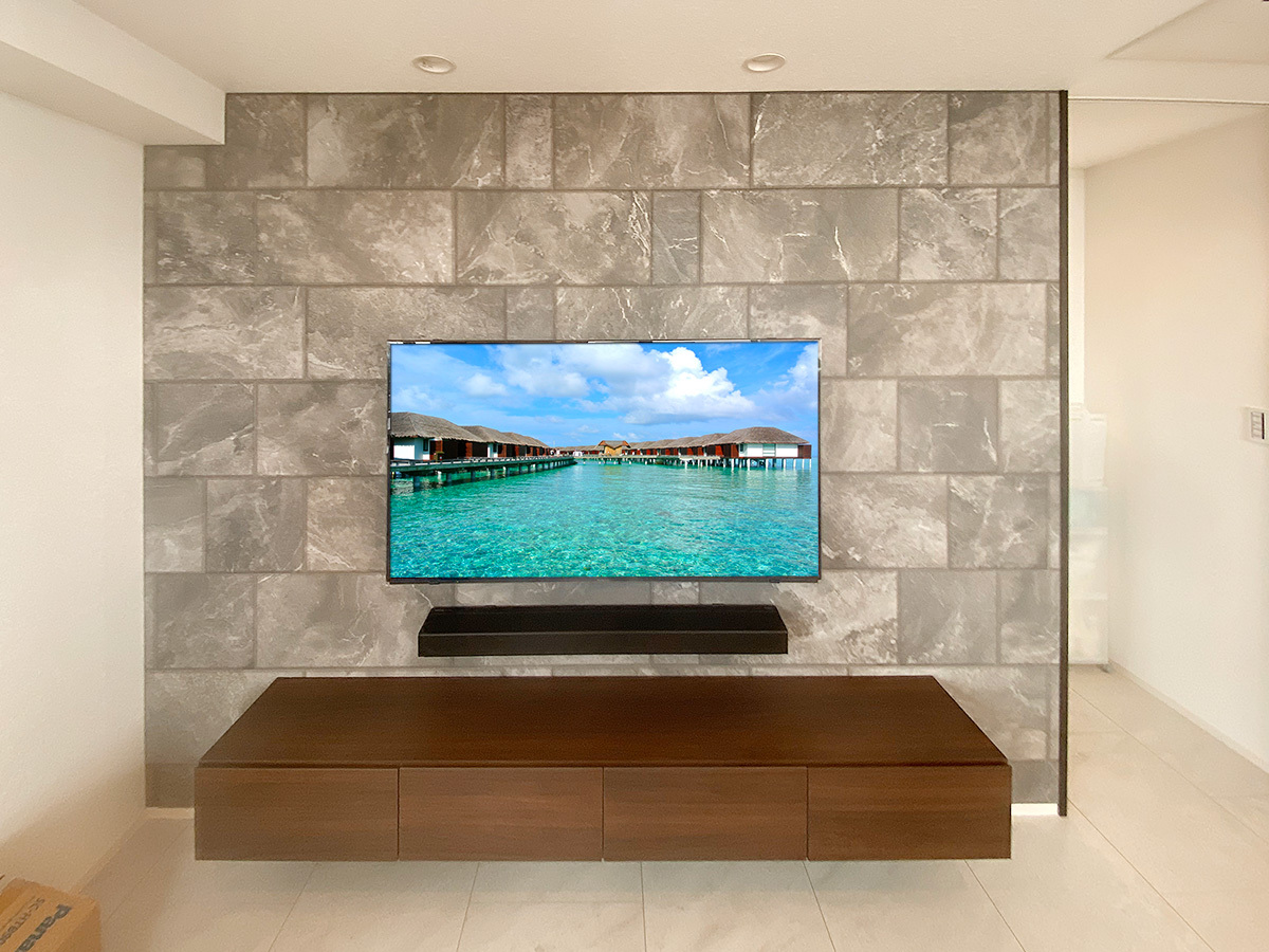 名古屋市のマンションでリフォーム会社様と連携し、エコカラット サンティエの壁に55インチテレビとサウンドバーを壁掛けしました。あらかじめ工事指示書をリフォーム会社様にお渡しし最適な壁を作っていただきました。
