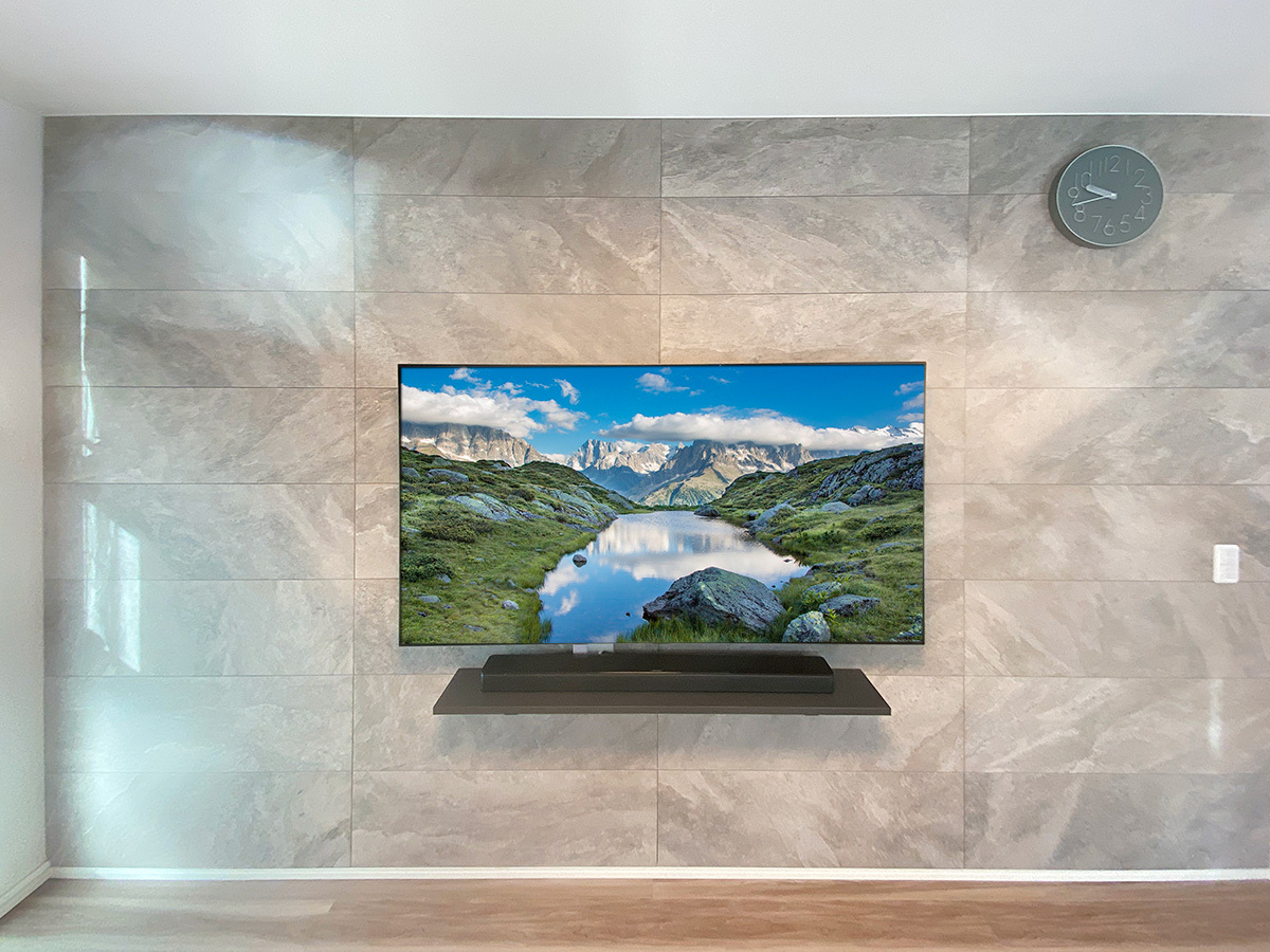 テレビはお客様ご用意のLG OLED65B8PJA。65型の有機ELテレビです。横幅は1449mm、高さは831mm、厚みは最大47mm。重量は21.7kgです。