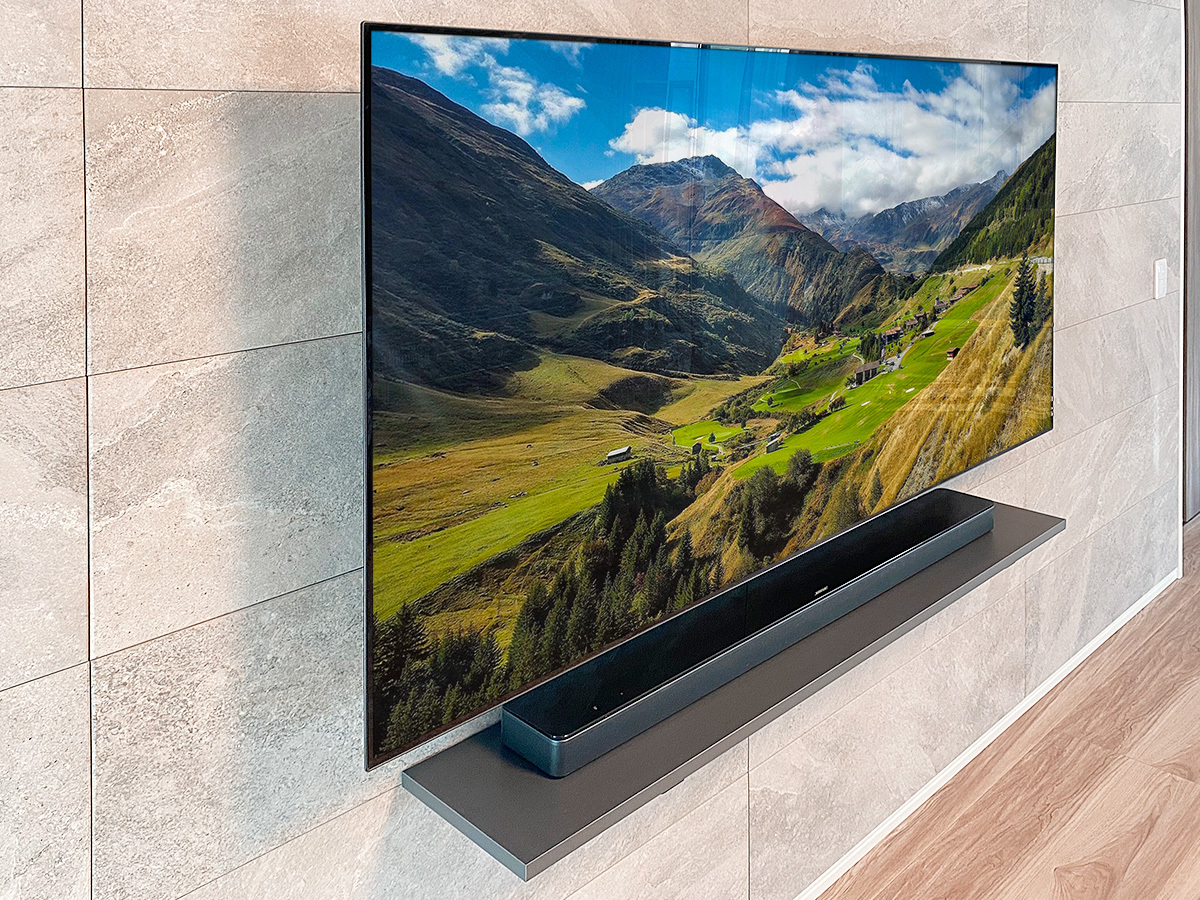 テレビで隠れる位置にコンセント、ウォールシェルフ(棚)のサウンドバー用にもコンセントを新設。ウォールシェルフ(棚)も下地補強を施してからの取り付けです。