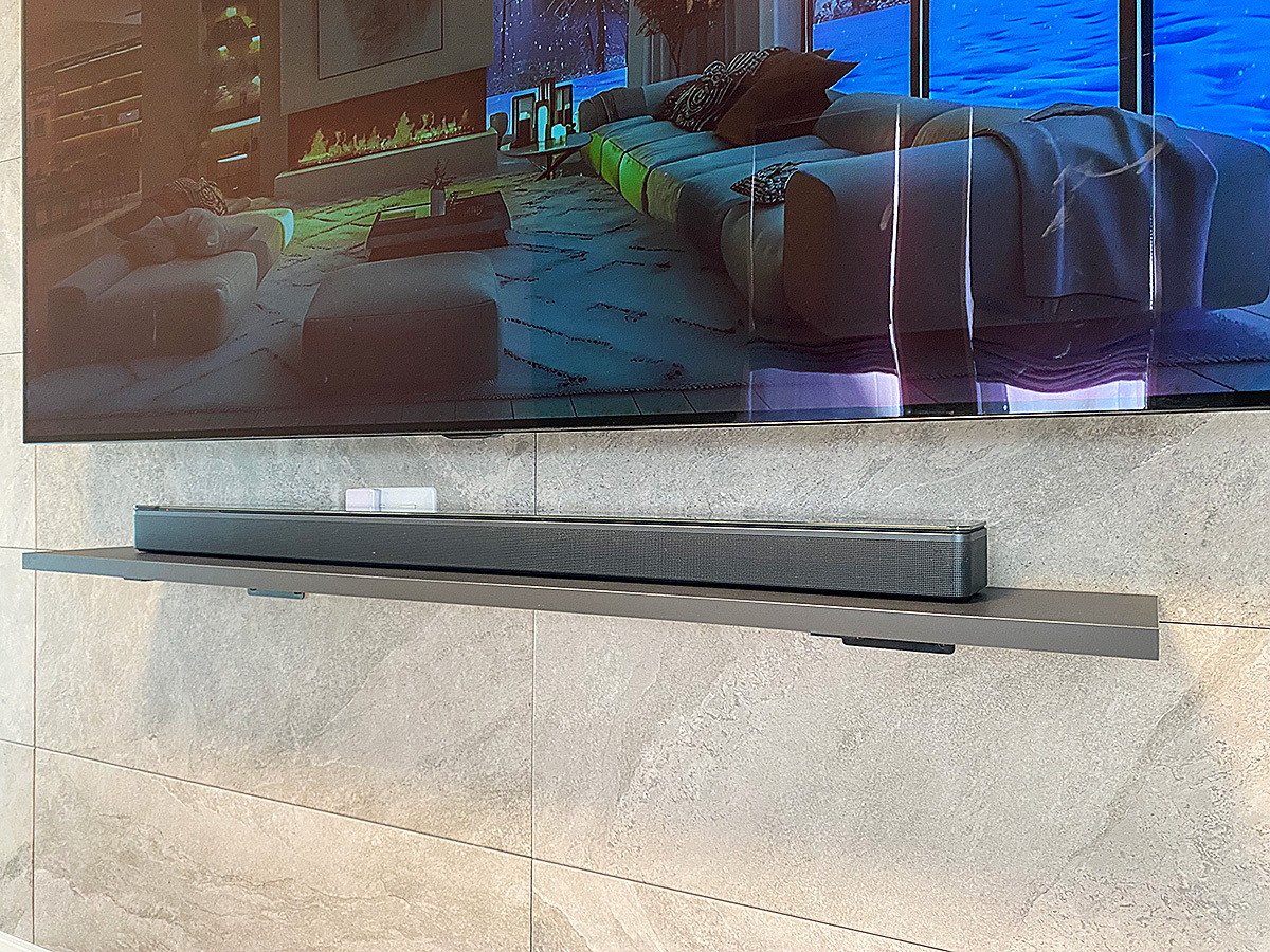 サウンドバーの向こうにちらりと見えるのが専用コンセントパネル。壁掛けテレビとは壁内経由の配線でつながっています。いかにケーブル類を見せないようにするかが本工事のポイントです。
