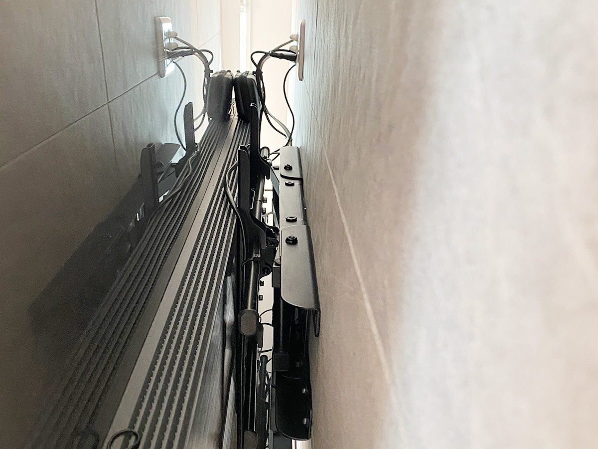 反対側から撮影。エコカラット壁は右側。（左側はテレビ背面に写った鏡像）テレビ背面には録画用の小型ハードディスクを取り付けています。