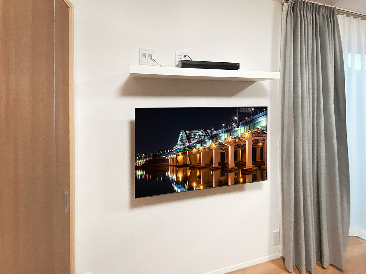 愛知県豊田市でハウスメーカー様と連携し、アクオス48インチ有機ELテレビ(4T-C48CQ1) とウォールシェルフを壁掛け