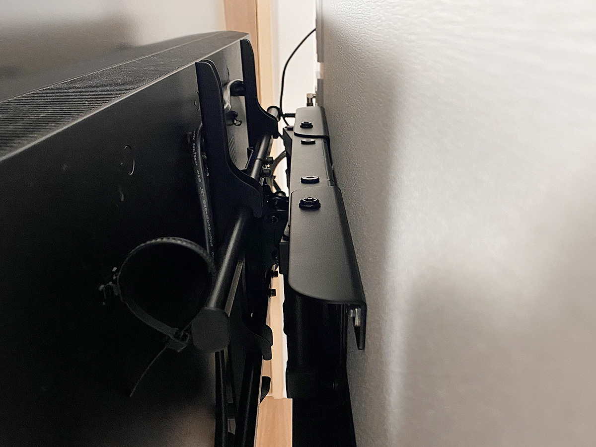 反対側から撮影。壁内部にはテレビと金具を支えるための下地補強が施されています。こちらの壁内補強はハウスメーカーの一条工務店様が担当されました。