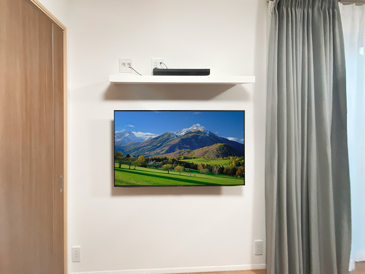 テレビ上にはレコーダー置き場としてウォールシェルフを設置。テレビとはコンセントを通し、壁内配線でつながっています。マイホーム建築段階からお問い合わせいただいたので工事は大変スムーズに進みました。