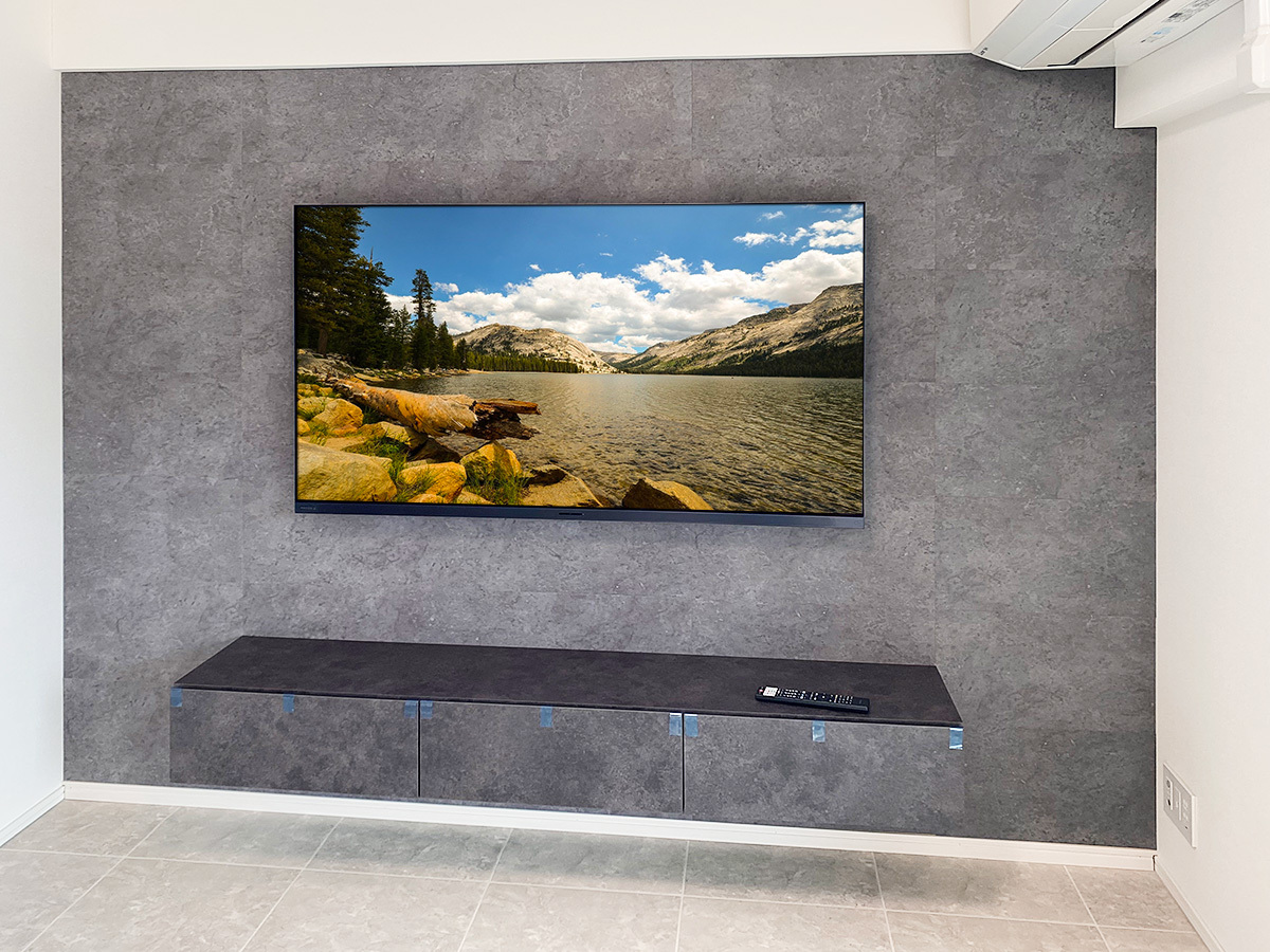 テレビは東芝レグザ 65X9900N。壁掛け時の本体サイズは横幅1442mm、高さ851mm。本体厚み最大55mm。重量は29kgになります。