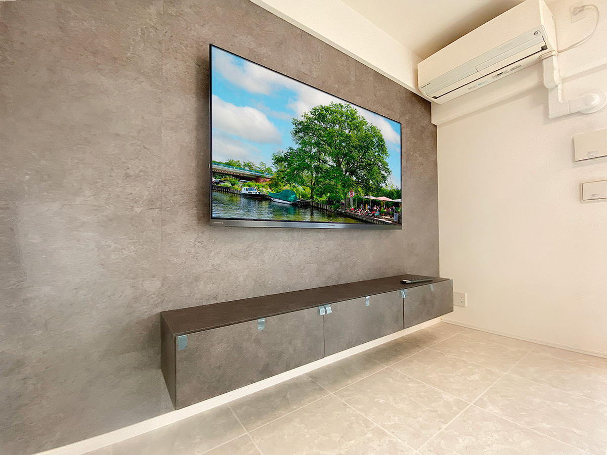 テレビボードはパモウナシリーズ。テレビとはPIXY内経由で配線しており、ケーブル類を極力見せないように配信しています。