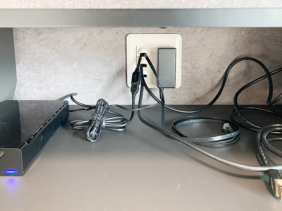 テレビボードの中の様子。奥に見えるのが新しく作られたコンセント。壁掛けテレビかにつながる各種ケーブルがここから出てきます。