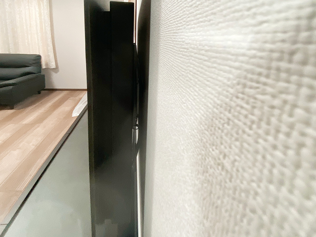 側面から覗き込んだところ。壁の名k部で補強するため壁面はフラットなまま。そこに壁掛け金具をしっかり固定しています。