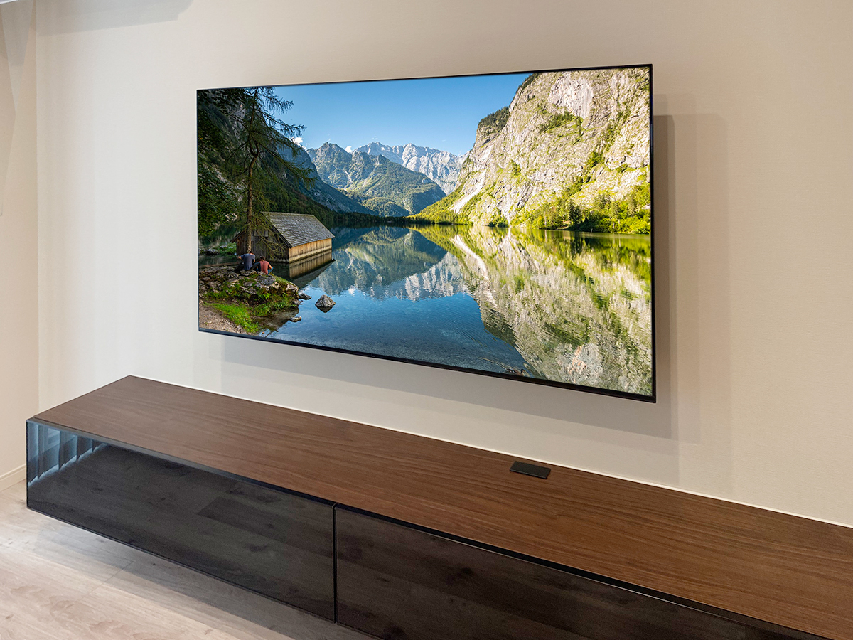 テレビはXRJ-65X90L。65型の液晶テレビです。壁買え意地の本体サイズは横幅1445mm、高さ831mm、厚みが最大57mm。重量は24.2kgです。