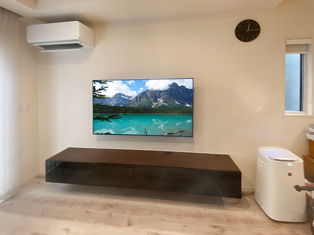 アンテナ線、LANケーブル。USBケーブル、HDMIケーブル2本がテレビから壁内を経由してテレビボード内部へとつながっています。