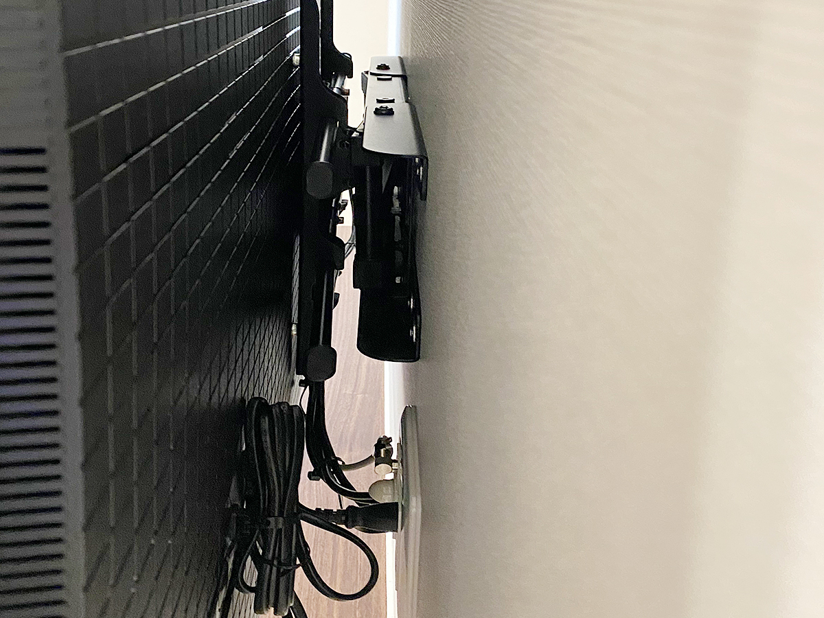 壁掛け金具は手前にグイッと引き出し、角度を変えられる上下左右可動式タイプです。