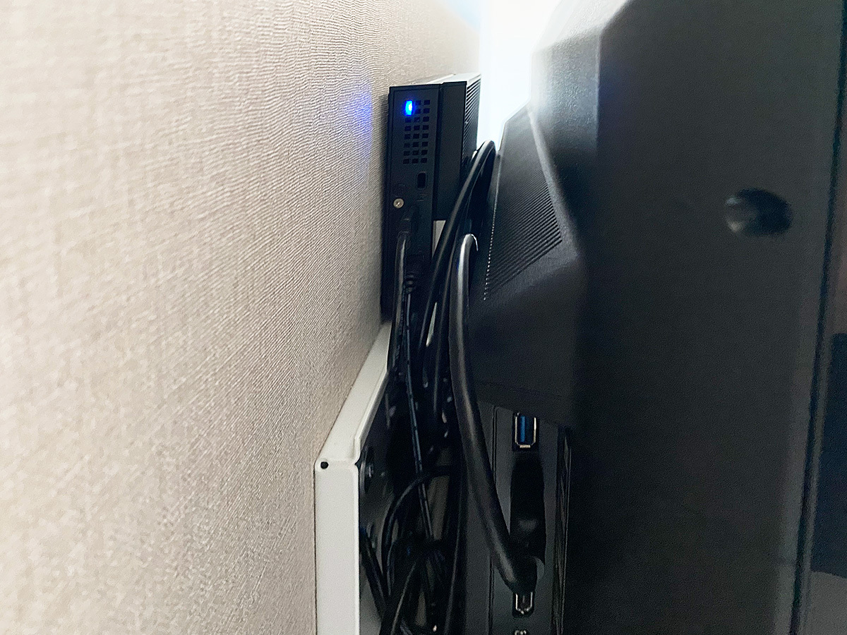 こちらが番組録画用のハードディスク。壁掛けテレビの背面スペースを活かして設置。番組の録画・再生はテレビのリモコンで簡単に操作可能です。