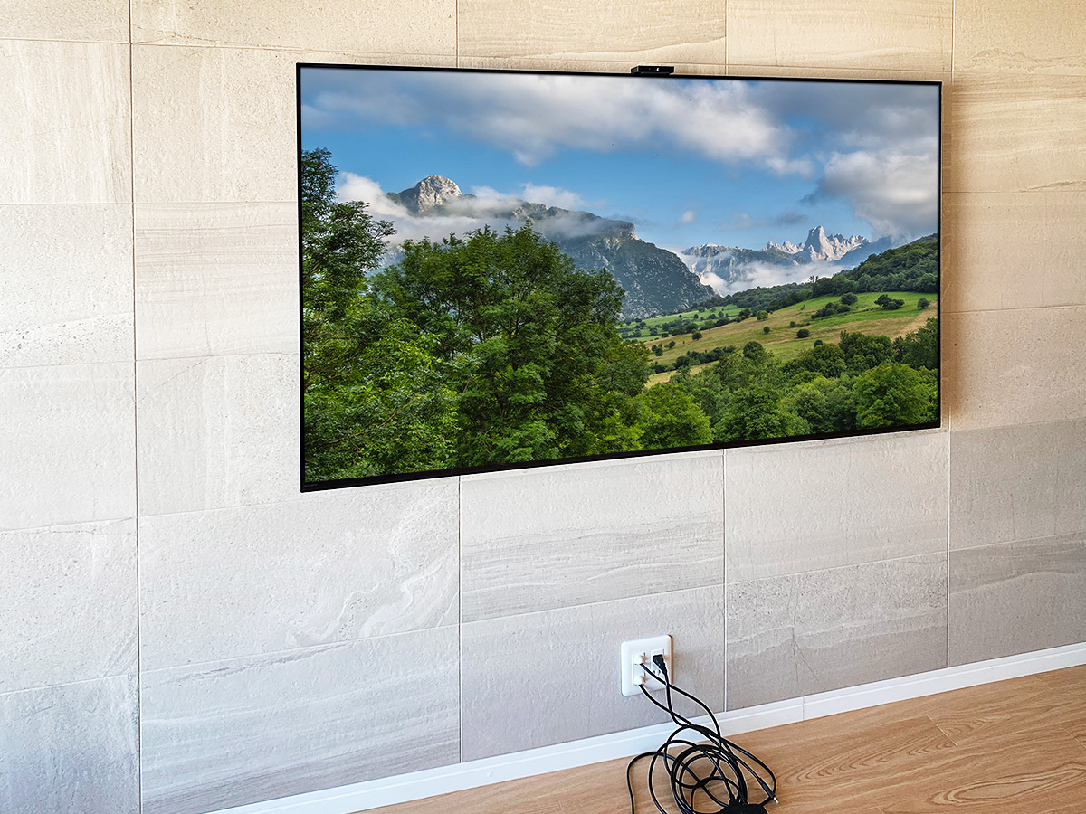 テレビ下に新設されたコンセントは壁掛けテレビとつながっており、HDMIケーブルなどが顔をのぞかせています。このあと設置されるテレビボードのために用意されたコンセントです。