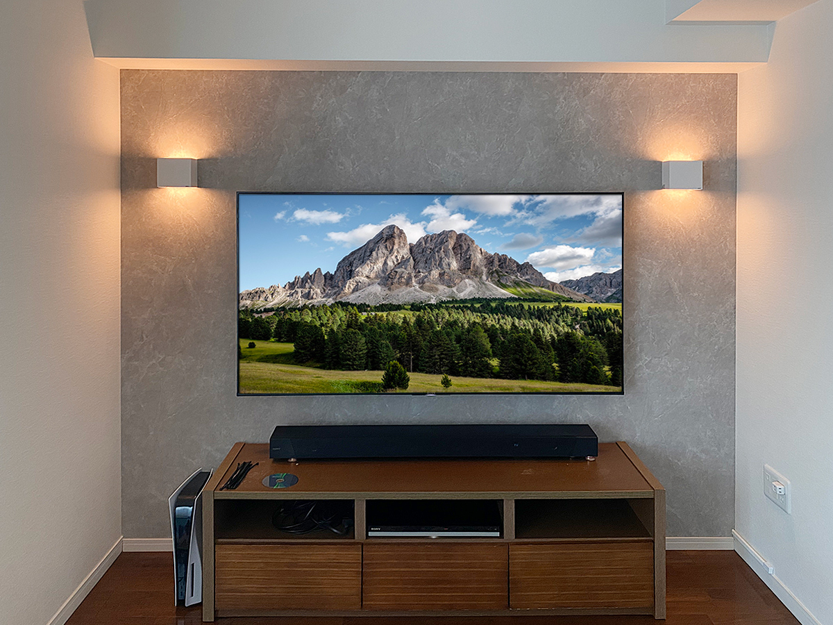 テレビからは100ボルト電源、アンテナ線のほか、HDMIケーブルが4本、PIXY内部を経由しています。PIXY内には自由に配線することができるため照明器具などもお好きな場所に取り付けられるのが強みです。