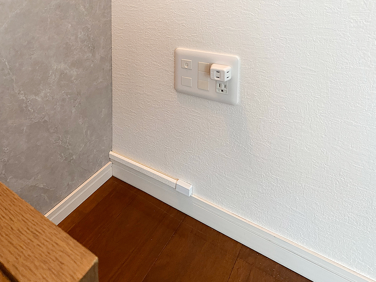 PIXYの壁面にはコンセントがなかったため、90度対角壁の既存コンセントから100ボルト電源とアンテナ線を延長。PIXY内部へと引き込んでいます。