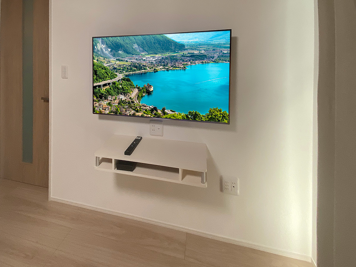 愛知県刈谷市で49インチ液晶テレビを壁掛けし、2段タイプのウォールシェルフを壁掛け。HDMIコンセントも新たに作りました。 愛知県刈谷市で49インチ液晶テレビを壁掛けし、2段タイプのウォールシェルフを壁掛け。HDMIコンセントも新たに作りました。