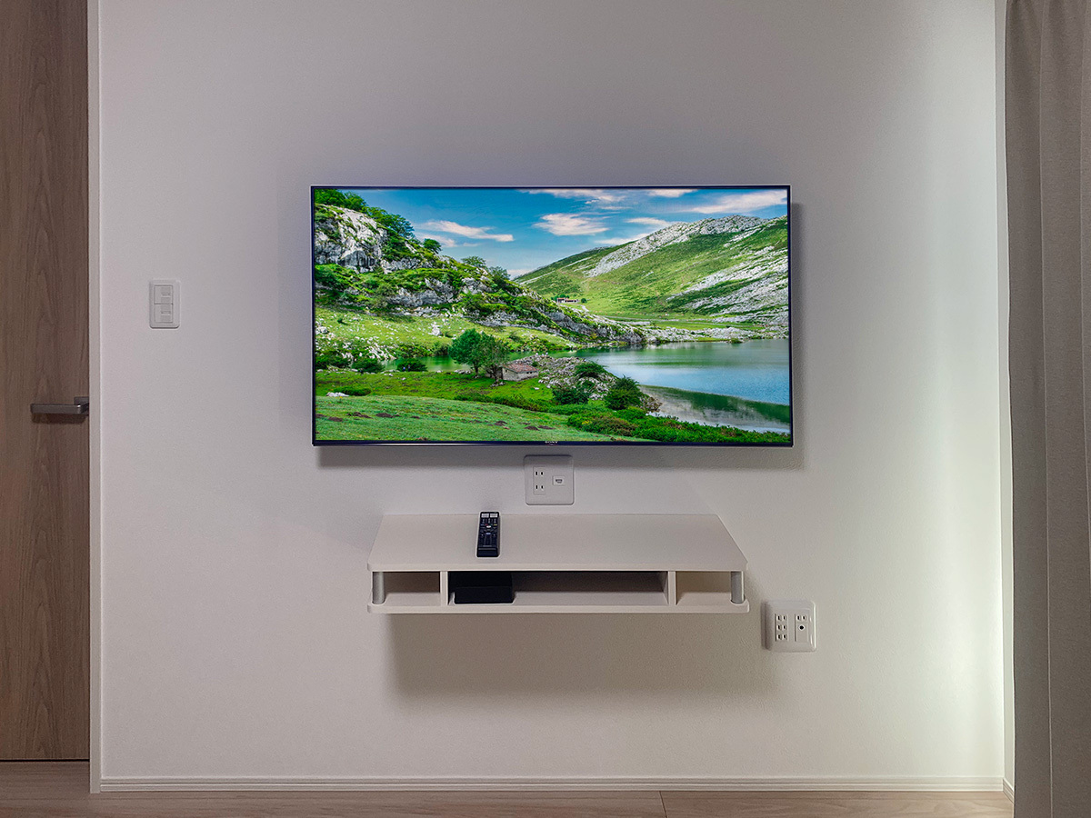 正面から見たところ。テレビで隠れる位置、テレビ下、そして棚の奥の計3か所にコンセントパネルを新設しました。 正面から見たところ。テレビで隠れる位置、テレビ下、そして棚の奥の計3か所にコンセントパネルを新設しました。