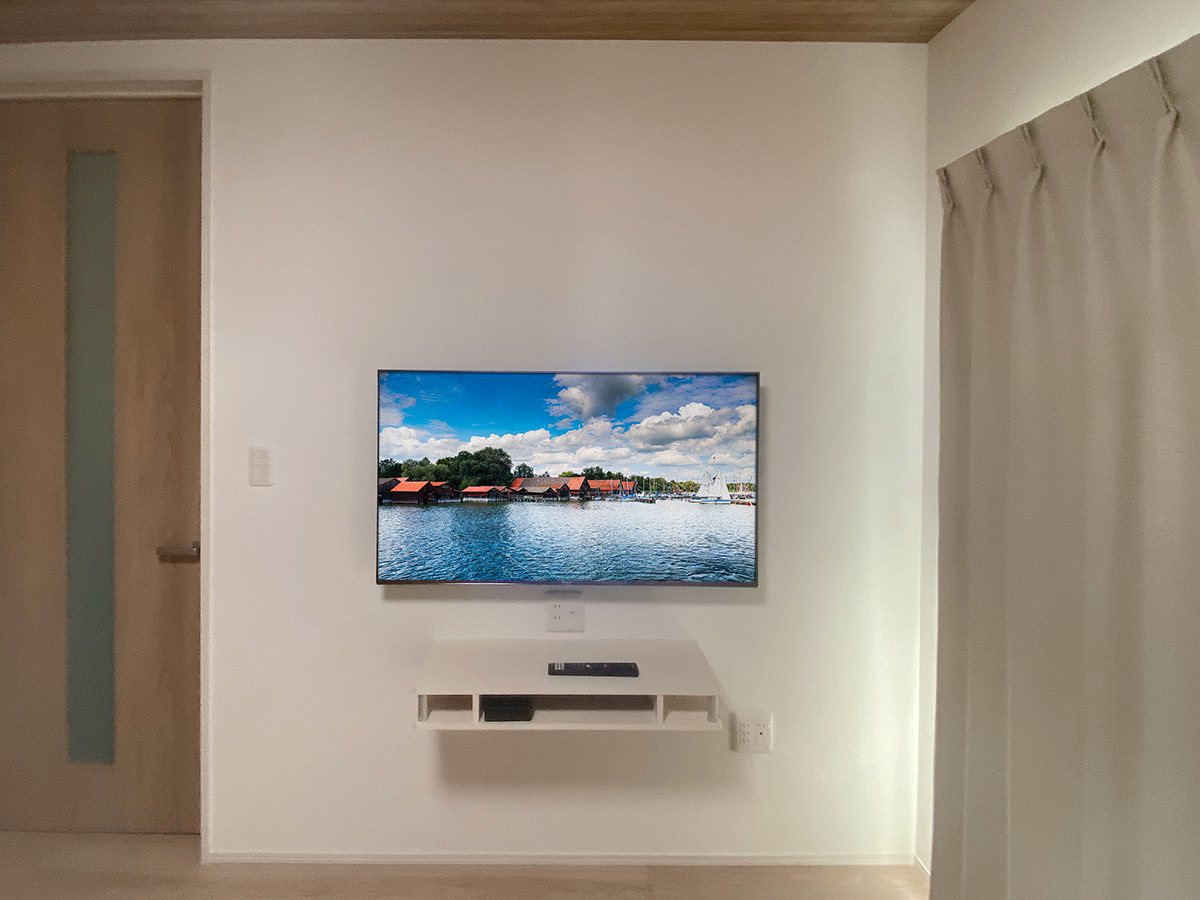 テレビはソニーブラビアKJ-49X9500G。壁掛け時の本体サイズは横幅1093mm、高さ629mm、厚みが69mm。重量は13.3kg。 テレビはソニーブラビアKJ-49X9500G。壁掛け時の本体サイズは横幅1093mm、高さ629mm、厚みが69mm。重量は13.3kg。