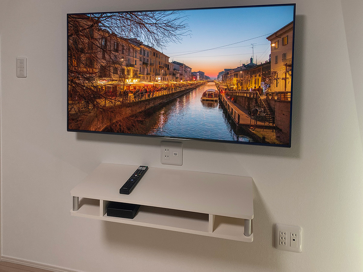 壁には下地補強が無かったので、壁掛け前に壁内に下地補強を施し同時に壁内配線も張り巡らせています。 壁には下地補強が無かったので、壁掛け前に壁内に下地補強を施し同時に壁内配線も張り巡らせています。